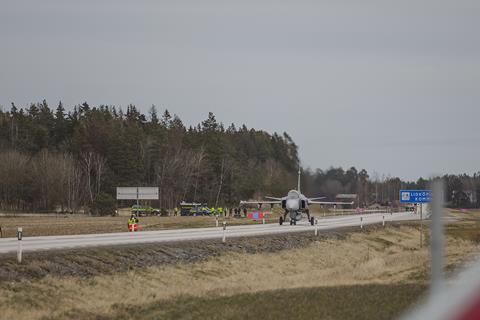 Saab Gripen aterrizando en la autopista 2 Real Fuerza Area Sueca